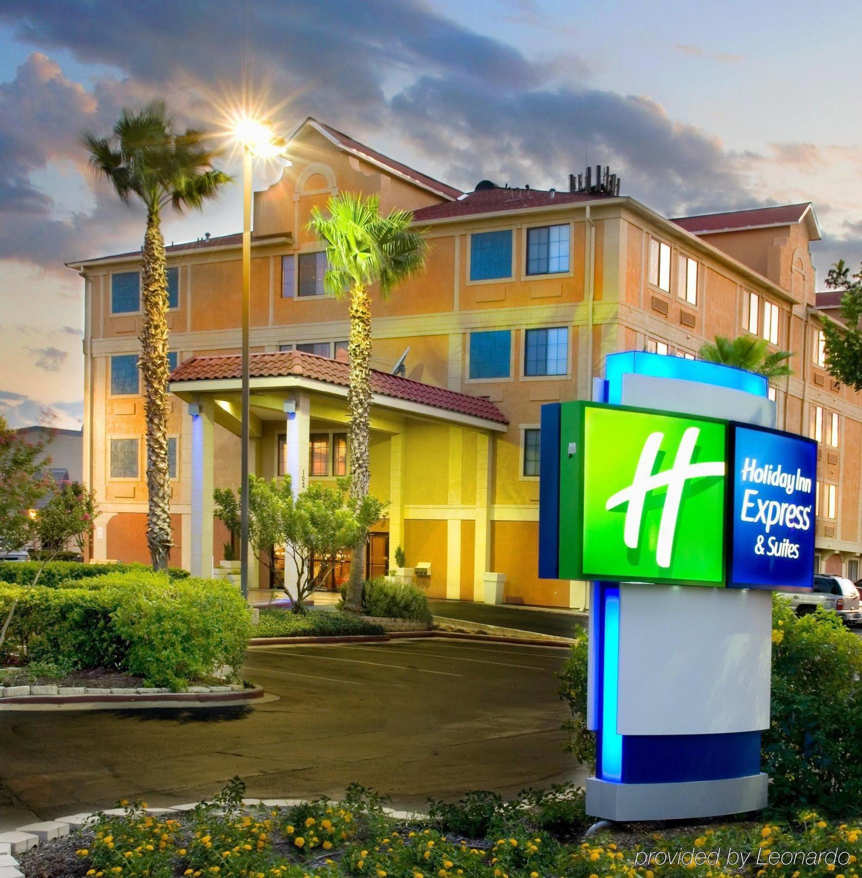 Holiday Inn Express & Suites San Antonio - Downtown Market Area By Ihg Exterior photo